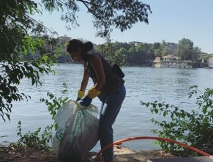 ممثلة مصرية بعد الفضيحة جمعت النفايات - صورة