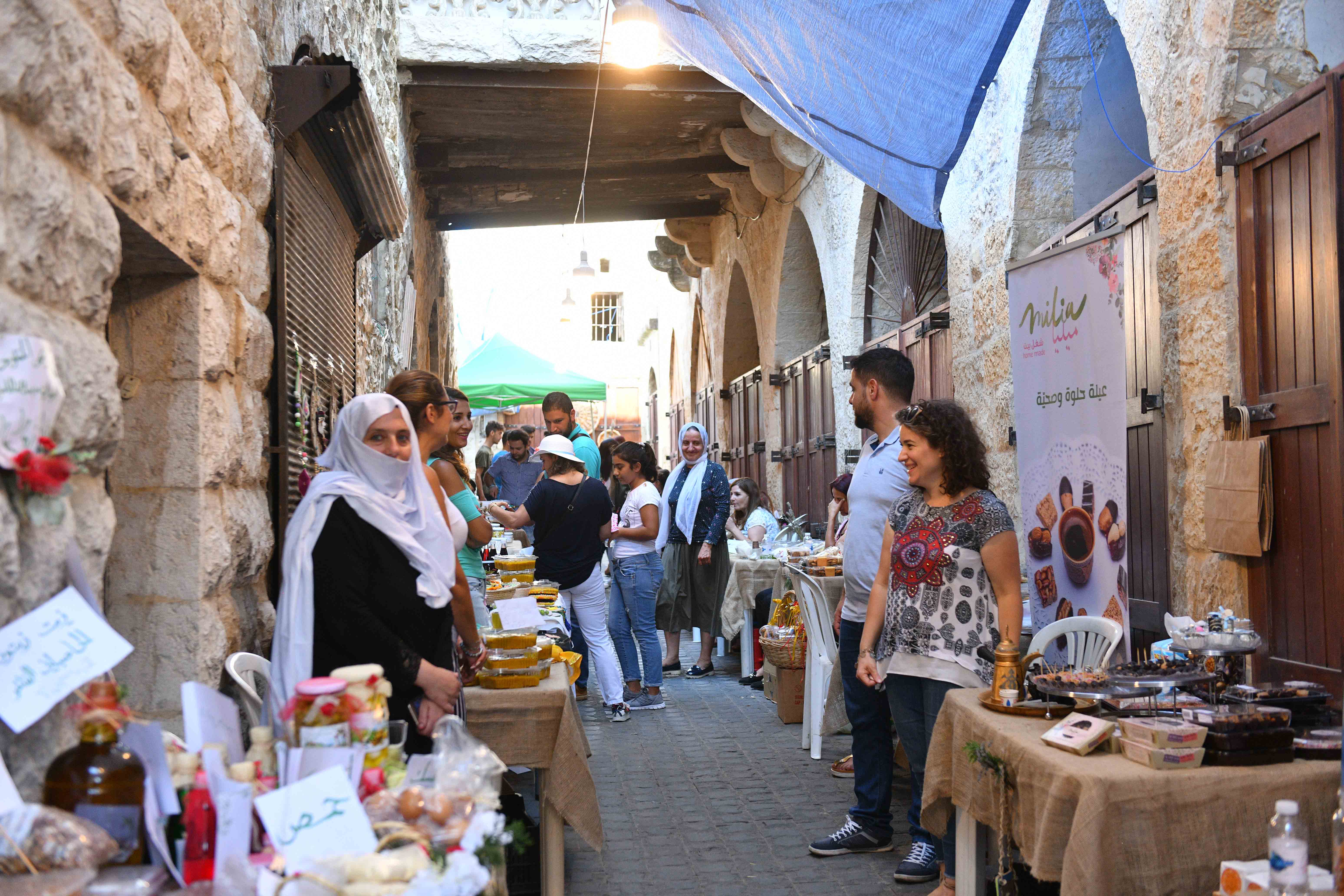 معرض بعقلين مزيح بين الفن والتقاليد