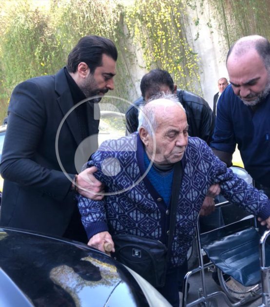 باسم ياخور يساعد رجلًا عجوزًا